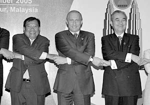 Премьер-министр Лаоса Буннянг Ворачит, президент РФ Владимир Путин и премьер-министр Малайзии Абдулла Ахмад Бадави перед началом саммита АСЕАН 