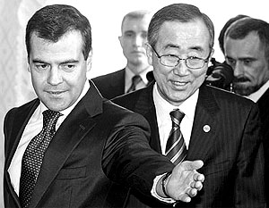 Пан Ги Мун сказал Медведеву на русском языке: «Спасибо» – и спросил: «Как дела?»
