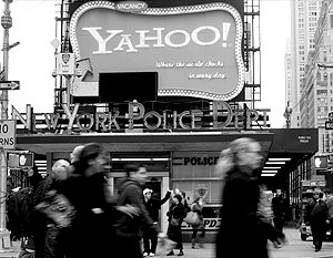 Акции Yahoo в прошлом году упали на 32% перед тем, как Microsoft предложила купить компанию
