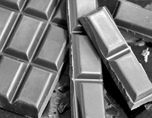 Ученые отмечают, что в черном шоколаде содержится высокая концентрация эффективных антиокислителей – флавоноидов