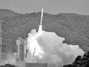 Японцы запустили космический аппарат к астероиду