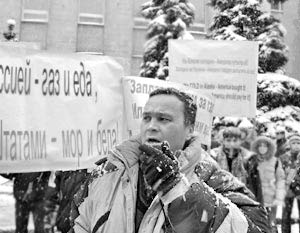 Представившись «свободными гражданами России», молодые люди развернули плакаты и, посмеиваясь друг над другом, принялись позировать перед камерами