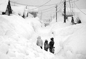 На Японию обрушились мощные снегопады