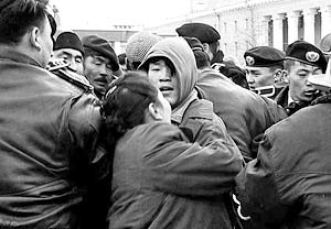 Более 1,5 тыс. человек в четверг ворвались в здание штаб-квартиры Монгольской народно-революционной партии 