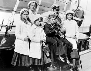 Николай II, его супруга Александра Федоровна, а также их дети Алексей, Ольга, Татьяна, Мария и Анастасия 
