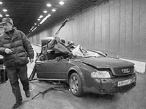 а Ленинградском проспекте в районе метро «Сокол» «Шестерка» упала на автомобиль Audi