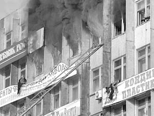 В течение пяти часов во Владивостоке боролись с крупным пожаром, возникшим в офисном центре