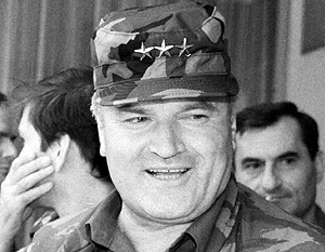 При Младиче постоянно находятся два телохранителя, готовых убить генерала в случае попыток его арестовать