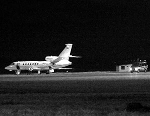 В среду утром самолет с Караджичем приземлился в аэропорту Роттердама