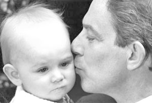 Премьер-министр Тони Блэр с сыном Лео 