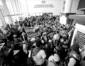 Более 2 тыс. человек в настоящий момент находятся в здании Национальной радиовещательной компании Таиланда