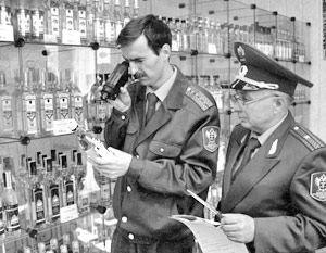 Мэр Москвы Юрий Лужков подписал постановление, фактически запрещающее продажу крепких алкогольных напитков 