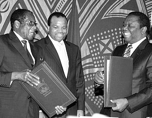 Соглашение было подписано накануне между самим Мугабе и лидерами оппозиции Морганом Цвангираи и Артуром Мутамбарой