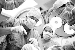 Смертельно больные пациенты согласятся лечь на хирургический стол в прямом эфире