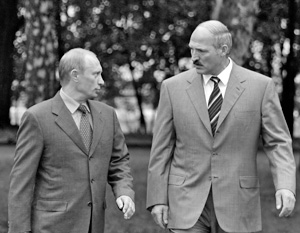 Президенты России и Белоруссии Владимир Путин и Александр Лукашенко (слева направо) во время прогулки в Государственной резиденции 