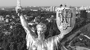 Украинский герб выглядит чужим на монументе советской эпохи