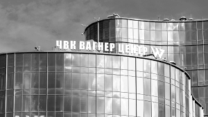 У здания «ЧВК Вагнер-центра» Санкт-Петербурга появился стихийный мемориал в память о погибших в авиакатастрофе