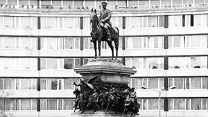 Памятник Александру II Освободителю у входа в парламент Болгарии