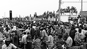Толпа перед французской военной базой в Нигере