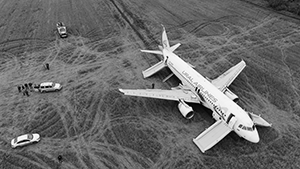 Пилоты без потерь посадили самолет в пшеничном поле