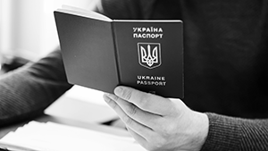 Вступил в силу запрет на пользование консульскими услугами для украинцев за рубежом