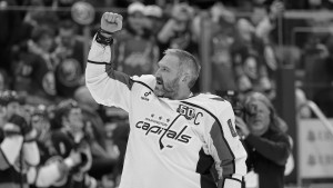 Российский хоккеист, нападающий клуба «Вашингтон Кэпиталс» Александр Овечкин побил исторический рекорд Национальной хоккейной лиги НХЛ, забросив 895 шайб в ворота соперников. Ранее рекорд принадлежал знаменитому канадцу Уэйну Гретцки. Овечкина поздравил Владимир Путин, отметив, что достижение Овечкина стало праздником для болельщиков в России и за ее пределами