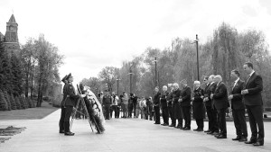 В пятницу в Александровском саду состоялось торжественное возложение цветов к Могиле неизвестного солдата. На мероприятие, которое было приурочено к 80-летию Победы в Великой Отечественной войне, пригласили всех аккредитованных в Москве послов