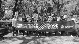 Шествия «Бессмертного полка» в честь 80-летия Победы торжественно прошли в городах по всему миру. В Пекине участниками акции стали более 1,2 тыс. человек: граждане России, стран СНГ, потомки советских и китайских солдат