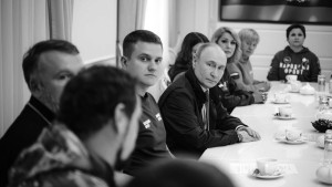 Президент Владимир Путин посетил Курскую область впервые с момента разгрома там ВСУ. В ходе визита лидер встретился с представителями добровольческих организаций, а также с врио главы региона Александром Хинштейном