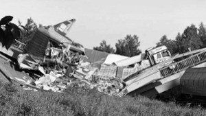 В Выгоничском районе Брянской области автомобильный мост рухнул на проезжающий под ним пассажирский поезд № 86 Климов – Москва. В итоге погибли семь человек, более 70 пострадали