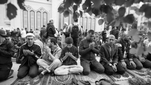 В московской Соборной мечети на праздничный намаз в честь Курбан-Байрама собрались около 80 тыс. мусульман, а всего в столичных мечетях находилось до 250 тыс. верующих. В связи с главным религиозным праздником мусульман на нескольких улицах в Центральном, Западном и Северо-Восточном административных округах Москвы вводились временные ограничения на движение транспорта