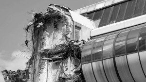 В Москве снесен вестибюль пешеходного моста «Багратион» возле делового центра «Москва-Сити». Ранее была снесена часть стеклянного фасада. Реконструкция продолжится несколько лет. Помимо нового моста, будет возведен бизнес-центр на Краснопресненской набережной