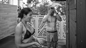 В Москве установилась аномальная жара. Чуть ли не каждый день фиксируются температурные рекорды. Пятницу уже назвали самым жарким днем с начала этого года. Жителям мегаполиса приходится буквально спасаться от палящего солнца