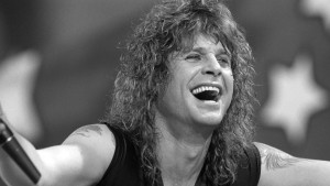 Британская легенда рок-музыки Оззи Осборн умер в возрасте 76 лет. В заявлении его жены и детей говорится, что на своем последнем пути артист «был окружен семейной любовью»