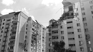 В пятницу утром в жилом десятиэтажном доме в Саратове произошел взрыв бытового газа. По предварительным данным, погибло не менее четырех человек. Повреждение также получил соседний жилой дом. По одной из версий, утечка газа произошла из-за неисправного оборудования или неправильной эксплуатации