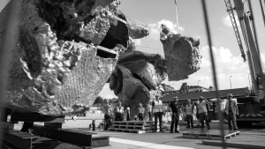 В Москве демонтировали установленную в 2021 году у ГЭС-2 скульптуру «Большая глина № 4». На ее месте появится новый арт-объект