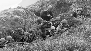 В 80-ю годовщину начала Курильской десантной операции на острове Шумшу (Сахалинская область) прошла историческая реконструкция высадки десанта