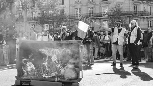 Во Франции прошли массовые забастовки против мер жесткой экономии, предлагаемых правительством на фоне огромного госдолга. В акциях участвовали более 500 тыс. человек