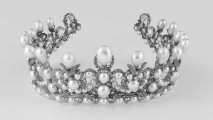 В воскресенье в Лувре произошло «ограбление века». Два вора проникли в музей через окно с помощью подъемника, используемого для доставки мебели при переездах, взломали витрины галереи Аполлона и вынесли восемь предметов. На фото: тиара императрицы Евгении, жены Наполеона III, с 212 жемчужинами и тремя тысячами бриллиантов