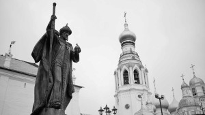 В Вологде открыли памятник Ивану Грозному. «Я рад, что мы с вами культивируем силу русского духа, русского оружия, русских смыслов», – заявил глава региона Георгий Филимонов. Он возложил цветы к монументу, после чего был дан пушечный залп