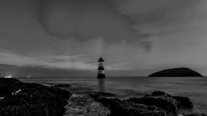 Геомагнитная буря, наблюдающаяся на Земле вторые сутки, вызвала вспышку полярных сияний, пик которых пришелся на 5:00 мск, сообщает Лаборатория солнечной астрономии РАН. Но наблюдать их смогли по большей части жители Западного полушария – США и Канады