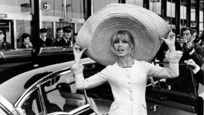 Легенда французского кино Брижит Бардо умерла на 92-м году жизни. Ее называли секс-символом эпохи наравне с Мэрилин Монро и Софи Лорен. Ее манера одеваться изменила представления о стиле, а поведение и образы на экране повлияли на социальные нормы