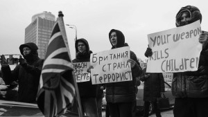 Протестующие в Москве провели акцию около МИД России против антироссийской политики Лондона. В это время в здании внешнеполитического ведомства находилась временная поверенная в делах Великобритании Дейни Долакия