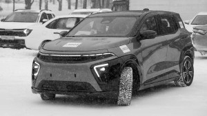 В Нижнекамске прошла презентация электромобиля-гаджета «Атом». Это первое полностью российское подобное авто с запасом хода до 500 км благодаря батарее емкостью 77 кВт*ч и продвинутой системой помощи водителю