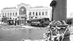 В ночь на 24 февраля на площади Савеловского вокзала в Москве был взорван экипаж ДПС. Около полуночи к сотрудникам УВД Северо-Восточного округа подошел мужчина, после чего произошел взрыв