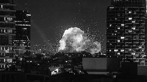 Иран в рамках ответных ударов по Израилю атаковал Тель-Авив. Баллистическая ракета попала по жилой многоэтажке. В итоге один человек погиб, еще 22 получили ранения. Также иранские силы атакуют правительственный квартал в центре города