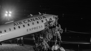 В воскресенье вечером в аэропорту Ла-Гуардия в Нью-Йорке самолет CRJ-900 компании Jazz Aviation, выполнявший рейс под брендом Air Canada, во время посадки врезался в пожарную машину на взлетно-посадочной полосе. В результате два пилота погибли, еще 41 человек получил травмы