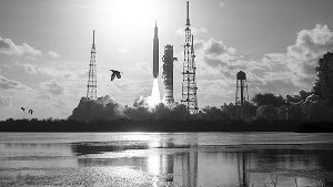 С мыса Канаверал во Флориде стартовала первая более чем за 50 лет миссия NASA к Луне. На борту корабля Orion находятся четверо астронавтов. Пилотируемый полет займет в общей сложности десять дней
