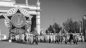 В Москве на ВДНХ в четвертый раз прошел ежегодный «Вальс Победы» с участием 200 пар студентов колледжей