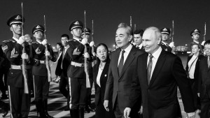 Во вторник президент России Владимир Путин прибыл с официальным визитом в Китай. В аэропорту Шоуду в Пекине российского лидера встретил глава МИД КНР Ван И